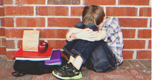 Armer Junge bemerkt, dass täglich Essen in seiner Lunchbox auftaucht, obwohl seine einsame Mama im Koma liegt - Story des Tages